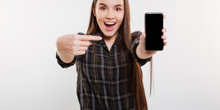 Anatel cria medida para evitar comércio de celulares piratas