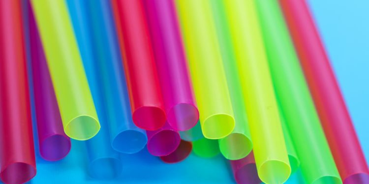 Câmara municipal de sp aprova proibição de canudos plásticos