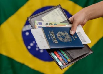 Passaporte brasileiro volta a ter o brasão