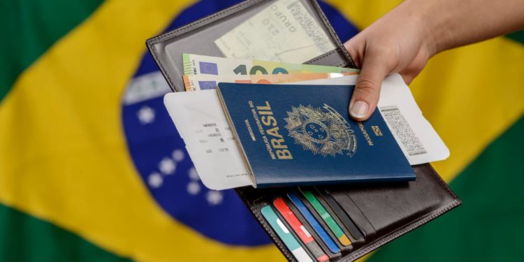 Passaporte brasileiro volta a ter o brasão