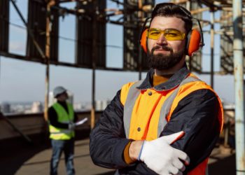 Técnico em segurança do trabalho atende empresas de apoio marítimo