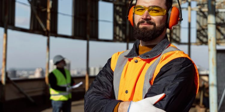 Técnico em segurança do trabalho atende empresas de apoio marítimo