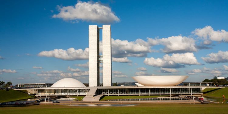 Governador do df sanciona lei que reserva vagas a negros