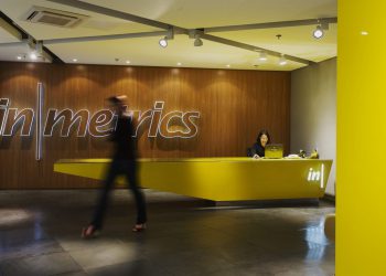 empresa efetiva estudantes e ensina aptidões de ti