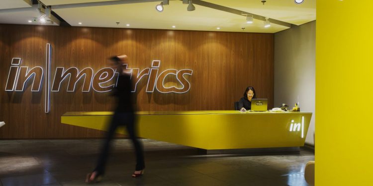 empresa efetiva estudantes e ensina aptidões de ti