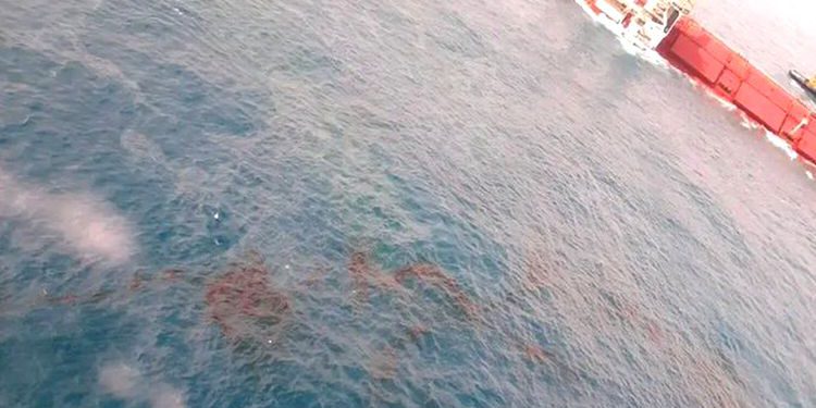 ibama encontra mancha de óleo perto de navio encalhado no maranhão