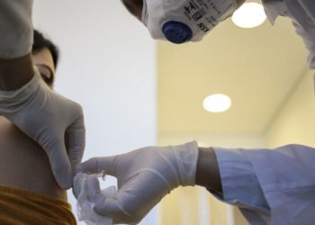 vacinação nas empresas quem se recusar a tomar pode ser demitido