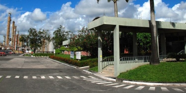 começa venda de participação da petrobras na deten química