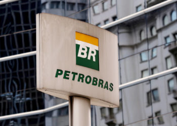 Petrobras acompanha petróleo