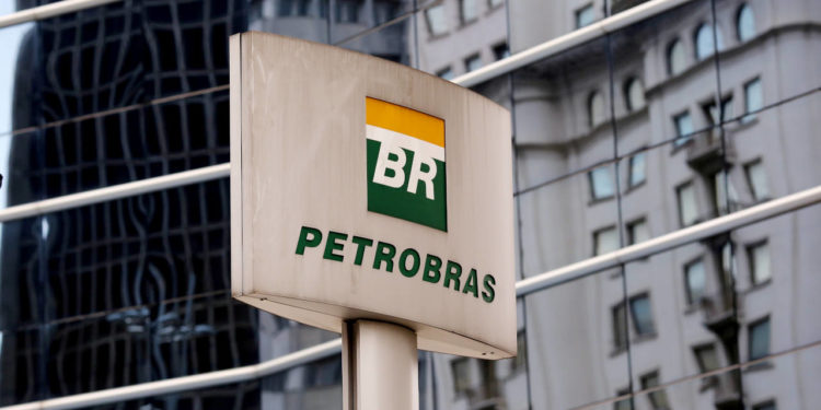 Petrobras acompanha petróleo