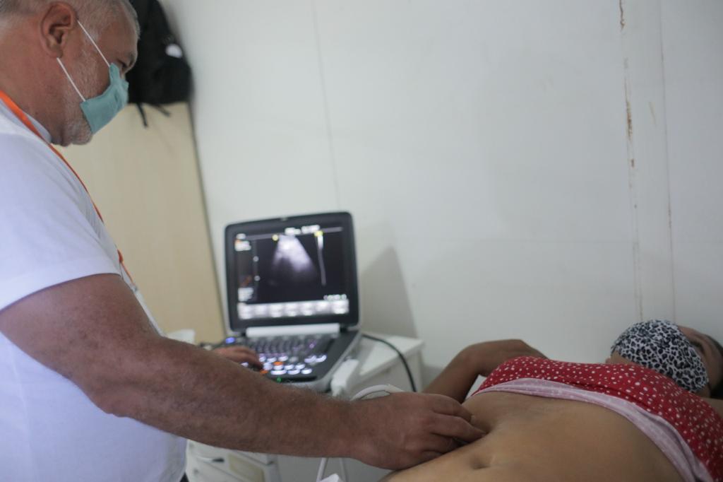 Dr Marcos Menezes realizando exame em paciente ribeirinha