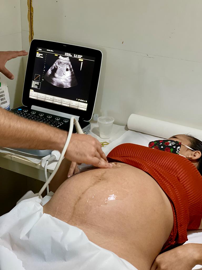 Dr. Marcos menezes realizando ultrassonografia em gestante