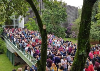 Desconto de servidor aposentado