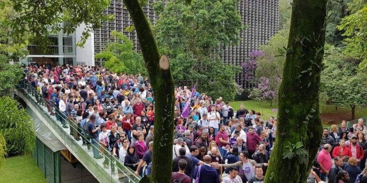 Desconto de servidor aposentado