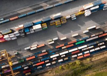 Desafios logísticos no Brasil incluem infraestrutura e transporte