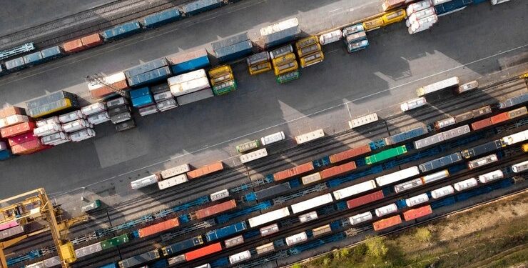 Desafios logísticos no Brasil incluem infraestrutura e transporte