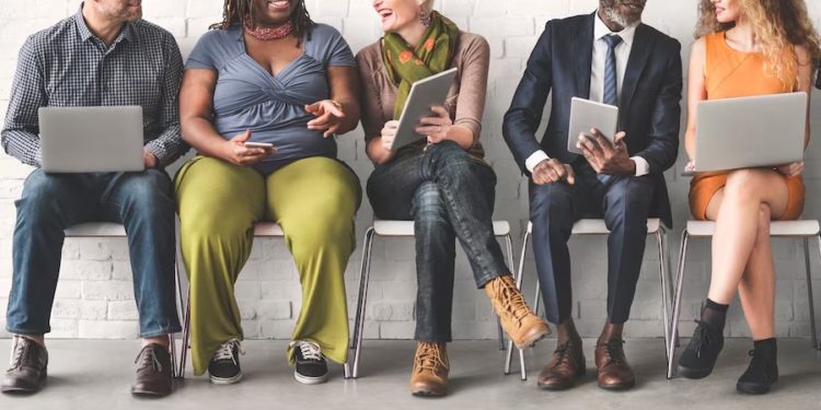 Maior número de vagas em dois anos: Puxado pelos Serviços, em fevereiro