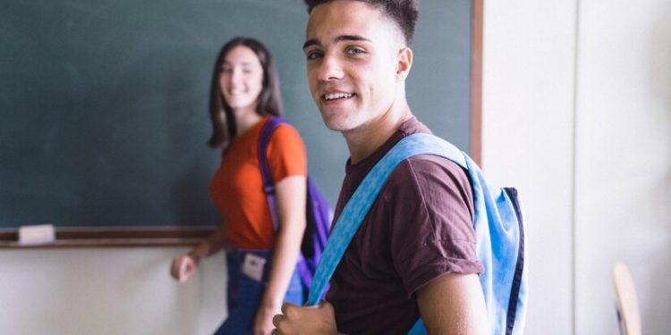 Programa Pé-de-Meia tem inclusão de 1,2 milhão de alunos, diz Lula