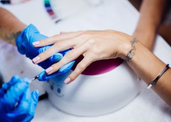 Anvisa proíbe substâncias em unhas de gel e reforça fiscalização