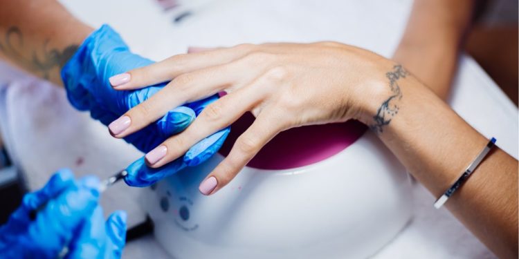 Anvisa proíbe substâncias em unhas de gel e reforça fiscalização
