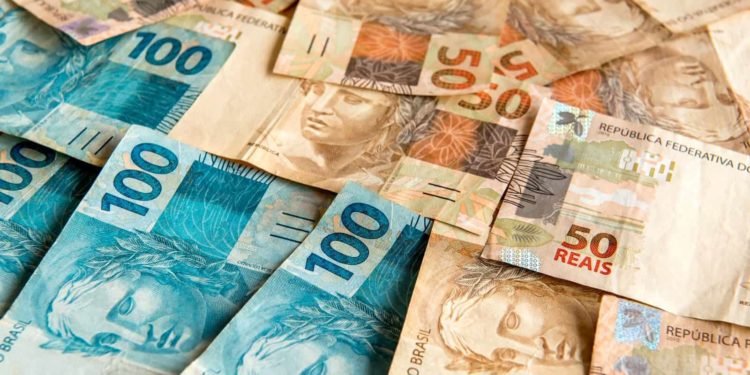 Lula veta penduricalhos que poderiam elevar salários no Congresso e no TCU acima do teto