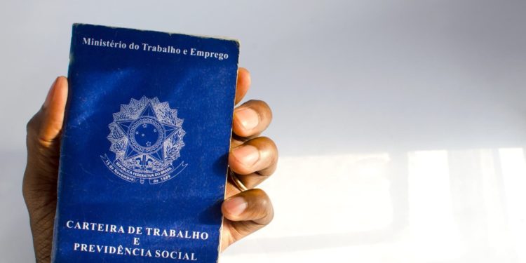 Emprego formal cresce em fevereiro, mas ritmo desacelera frente a 2025