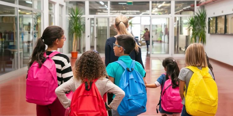 Criatividade em sala ganha espaço com projetos práticos e desafios do cotidiano