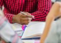 OCDE aponta desafios para permanência de estudantes no ensino médio brasileiro