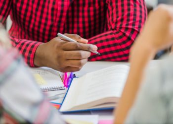 OCDE aponta desafios para permanência de estudantes no ensino médio brasileiro