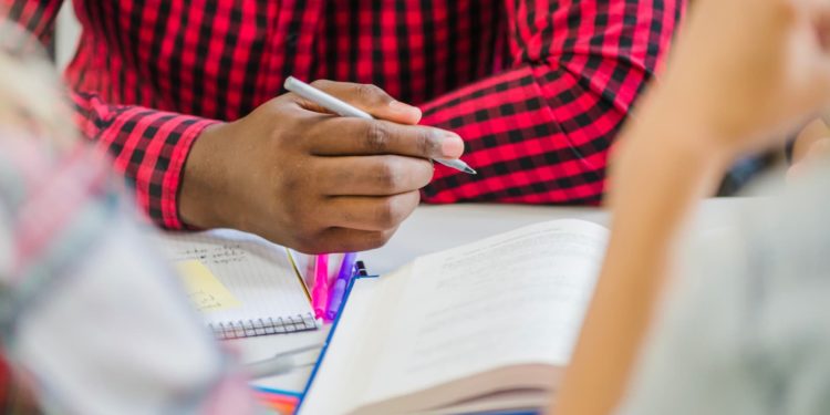OCDE aponta desafios para permanência de estudantes no ensino médio brasileiro